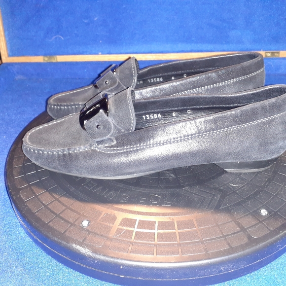 Women's Salvatore Ferragamo Matallic Black Dress/Casual Loafers, 6C-US - Picture 2 of 8